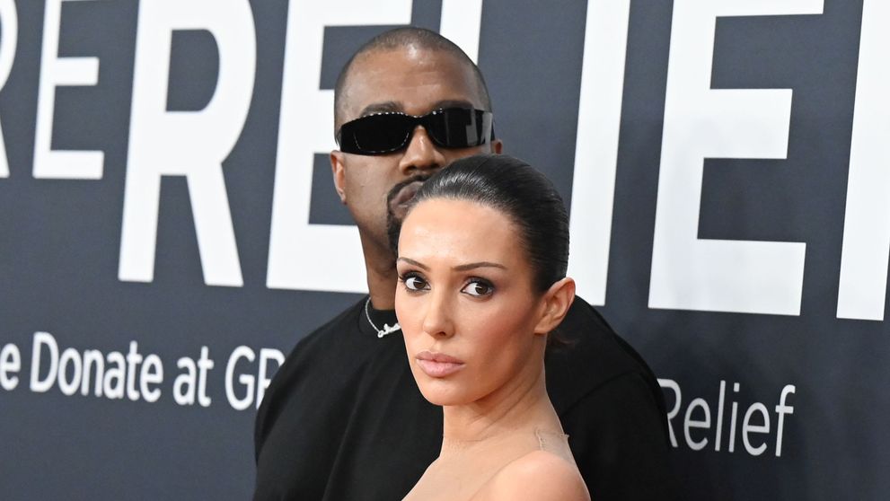 Bianca Censori rupe tăcerea despre relația cu Kanye West, începută când artistul încă era căsătorit cu Kim Kardashian. Anunțul făcut după patru ani de mariaj: „Sună banal”