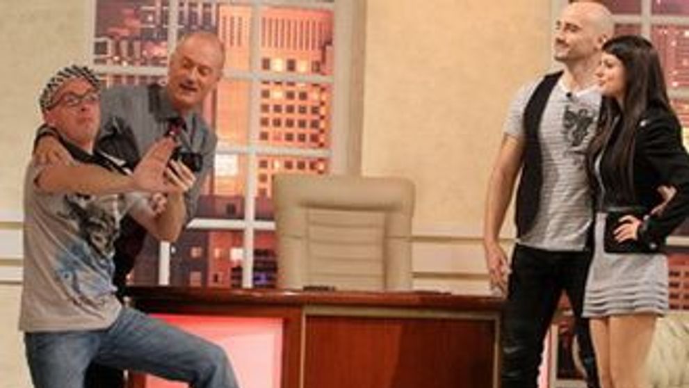 Calin Goia de la Voltaj si Elena Basescu, surprinsi de un paparazzo la “Serviciul Roman de Comedie”