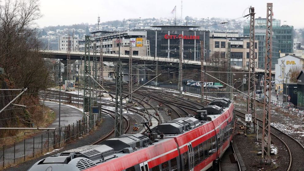 Supraviețuire miraculoasă. Un bărbat a călătorit agăţat de un tren care circula cu 282 km/h