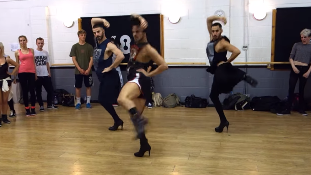 Este cel mai tare dans al tuturor timpurilor. Trei barbati pe tocuri se misca incredibil pe piesele lui Beyonce. Vezi clipul de 6 milioane de afisari