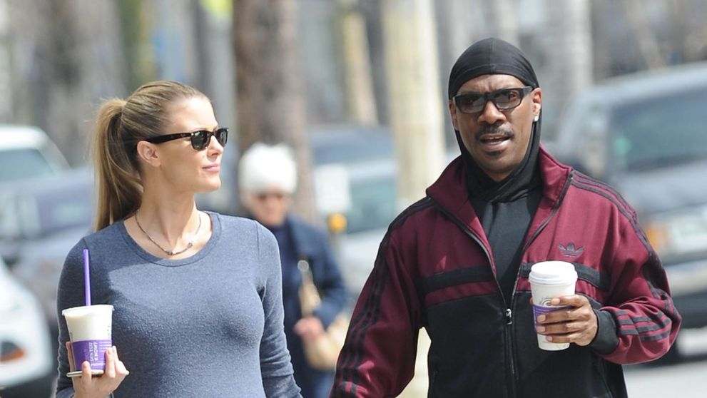 Asteapta al 9-lea copil cu o blonda superba. Cum arata a cincea femeie careia Eddie Murphy ii lasa mostenitori