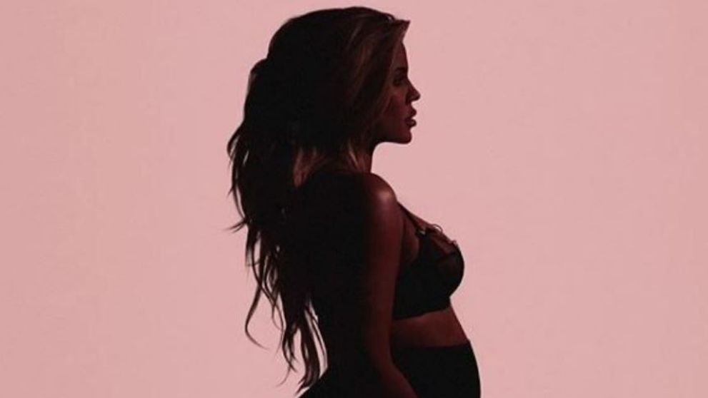 Criticata pentru ceva ce multe femei fac. Ce le-a atras atentia celorlalte mame, la fotografia lui Khloe Kardashian