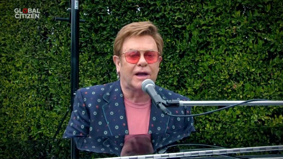 Elton John acuză Vaticanul de ”ipocrizie” pentru că nu susține uniunea dintre persoanele de același sex