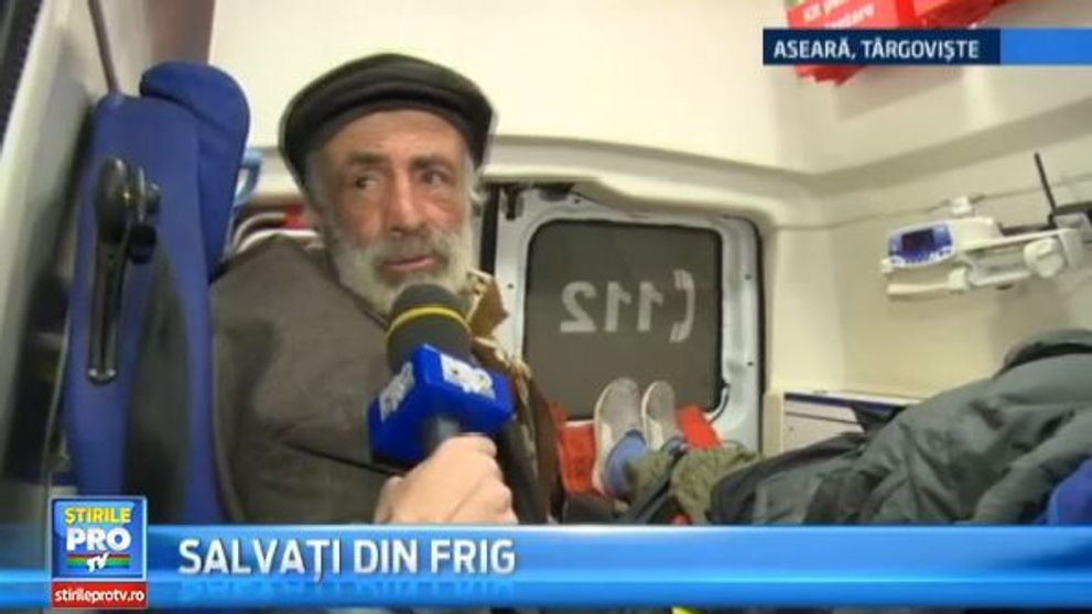 Oameni ai strazii din Capitala, luati de politisti si dusi in adaposturi. Au primit mancare si au dormit la caldura