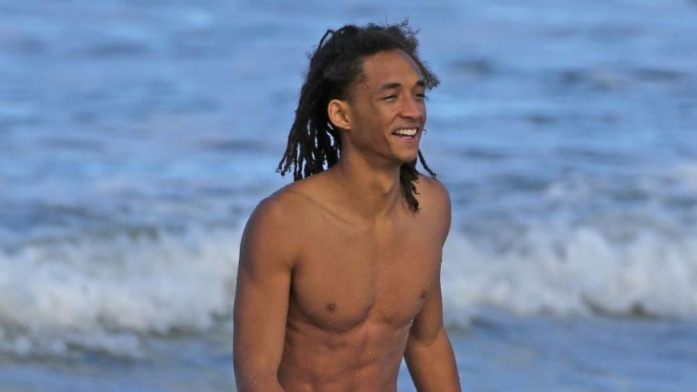 Jaden Smith, la bratul iubitei sale. Cum au fost surprinsi cei doi indragostiti in timp ce se plimbau pe plaja