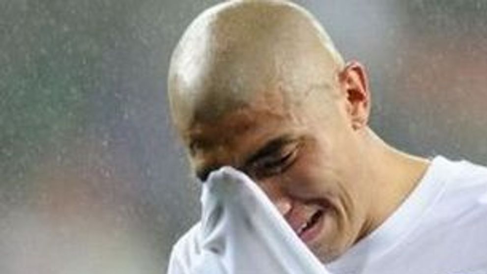 Fotbalisti surprinsi plangand pe teren! FOTO