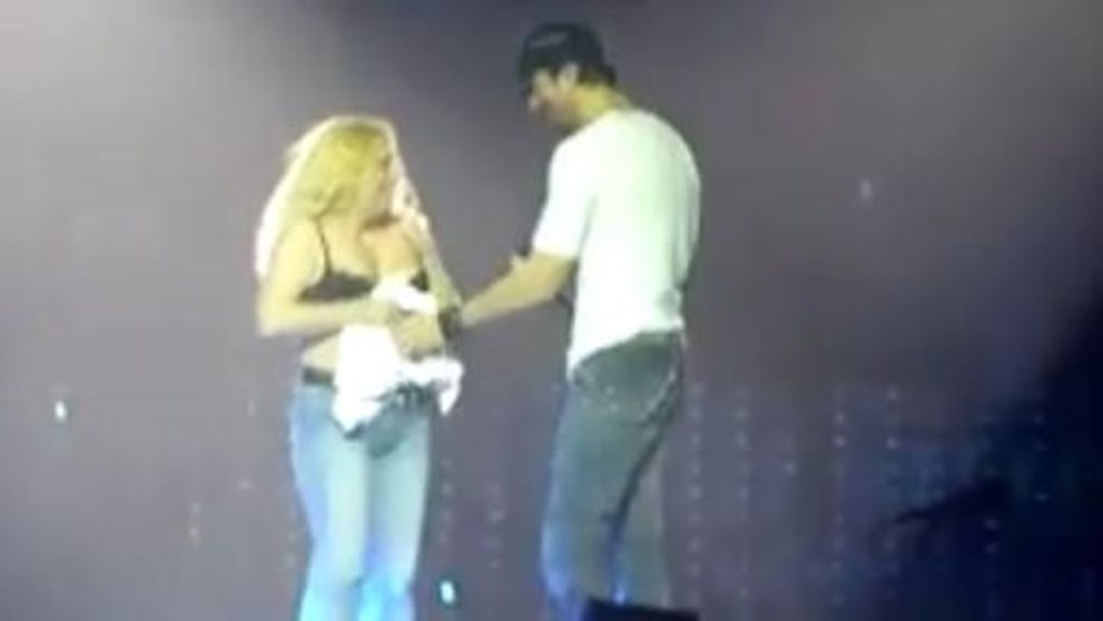 S-a dezbracat pe scena pentru Enrique Iglesias!