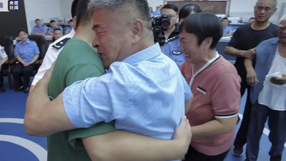 Și-au găsit fiul la 24 de ani după ce el a fost răpit în China. Cum a fost întâlnirea de familie VIDEO
