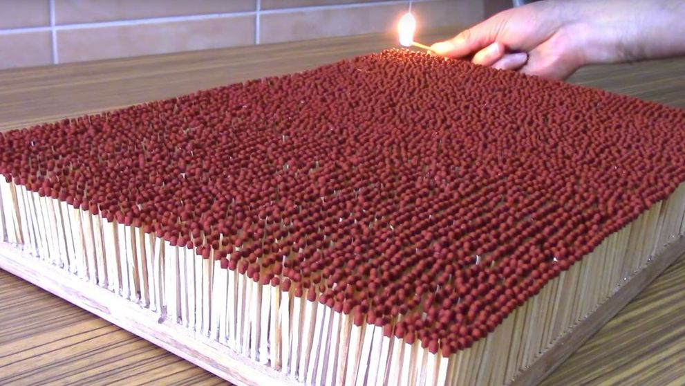 A dat foc la 6000 de bete de chibrit, iar rezultatul este spectaculos. Efectul de domino de neratat