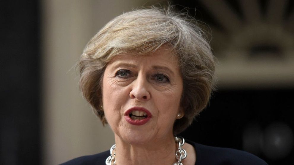 Reverența ciudată făcută de Theresa May în fața prințului William. De ce a comparat-o Twitter-ul cu Gollum 