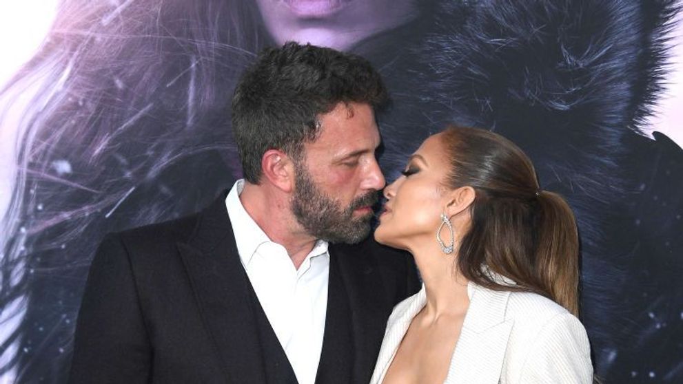 Jennifer Lopez, în sutien la premiera nolui ei film. Diva latino l-a sărutat pasional pe Ben Affleck pe covorul roșu