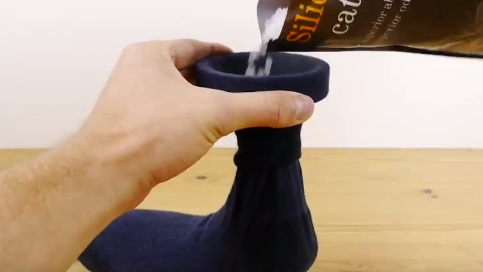 Umple o soseta cu nisip pentru pisici si il pune in masina. Rezultatul este fabulos