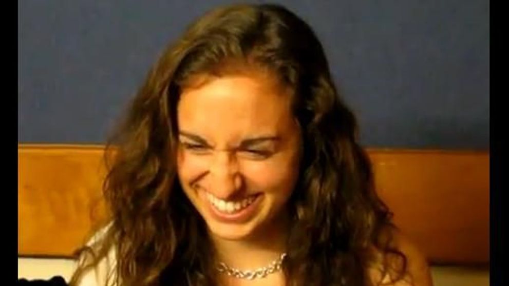 O fata draguta cu un talent super amuzant: o sa te simti ca la gradina zoologica! :)) VIDEO
