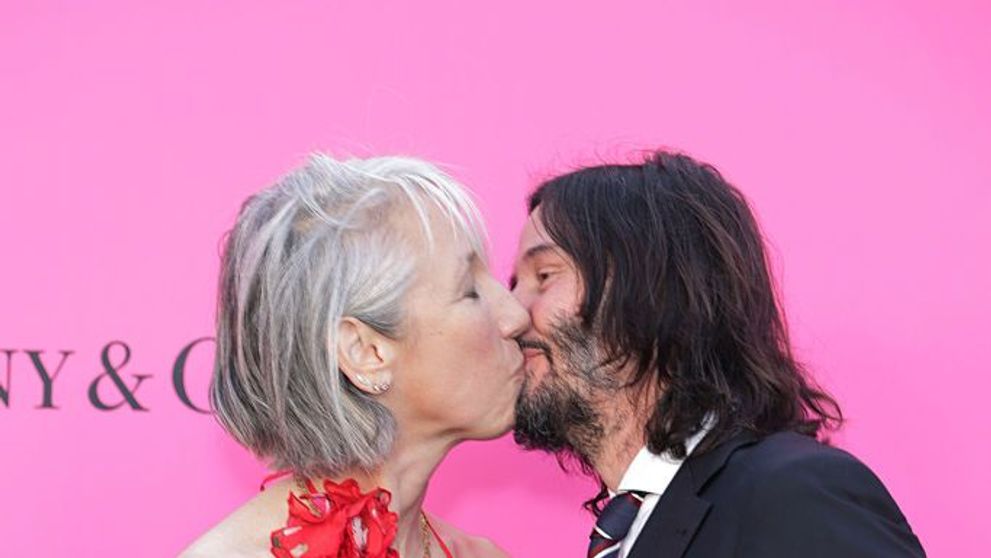 După toate dramele din viața lui, Keanu Reeves iubește din nou, la 58 de ani. Sărut pasional pe covorul roșu