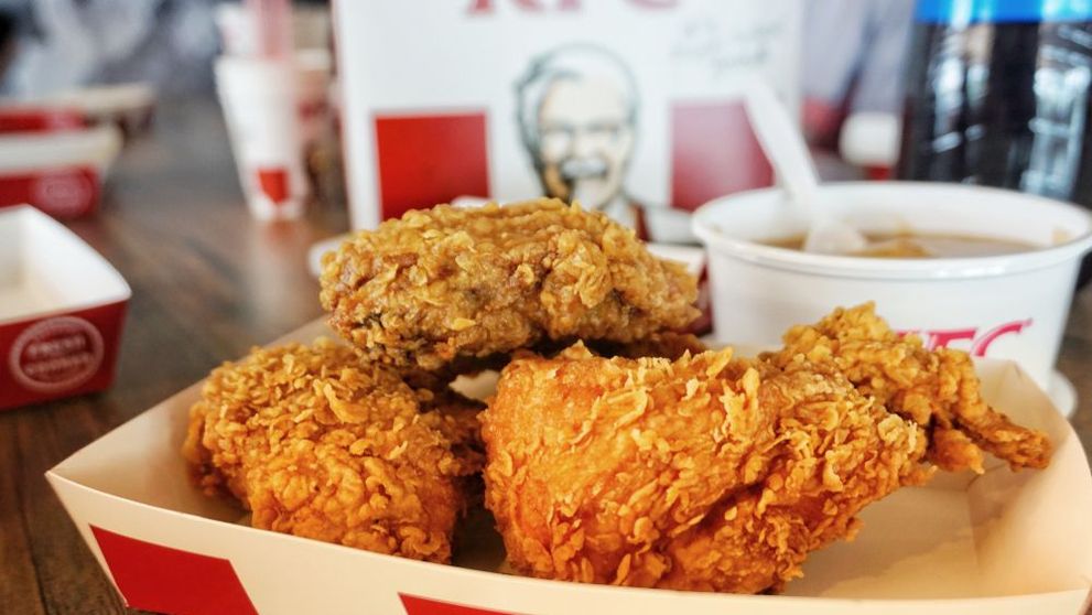 Rețeta secretă de pui de la KFC, dezvăluită. A fost nevoie de 18 luni pentru a afla combinația ”magică”