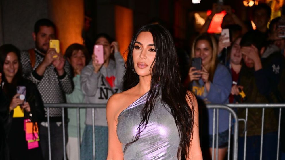 Kim Kardashian și Kanye West, imposibil de ignorant la un eveniment monden. Vedeta pare înfășurată în staniol