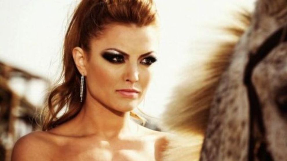 Elena Gheorghe s-a transformat dintr-o fetita cu fundite intr-o diva sexy. Cum arata artista cand era mica