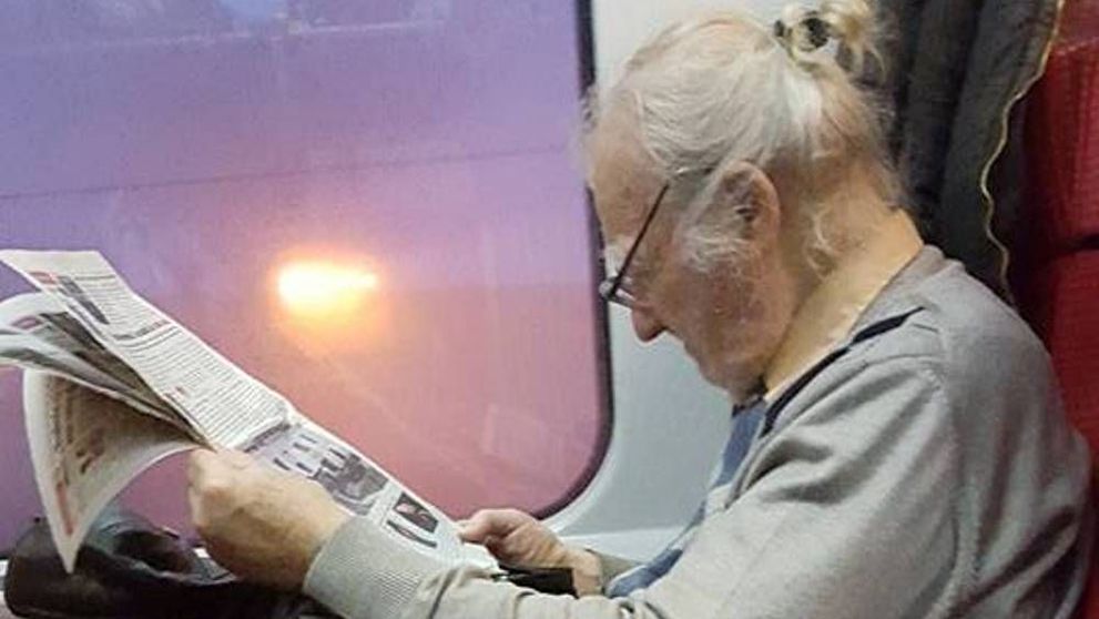 Cine este batranul din tren devenit viral in Romania? Lectia superba predata de acest profesor de 94 de ani