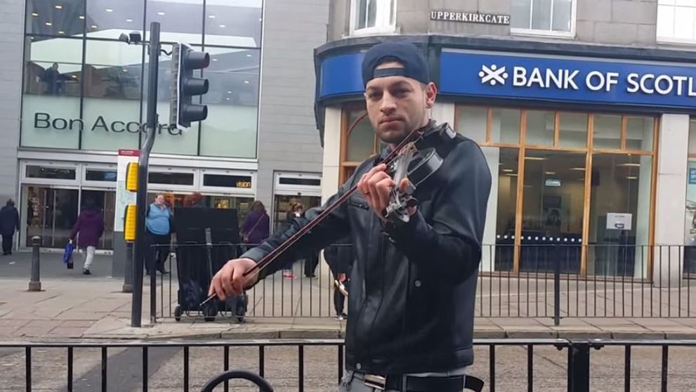 Iti amintesti de romanul care facea senzatie pe strazile din Scotia cu vioara lui? A dat lovitura cu o noua piesa. VIDEO