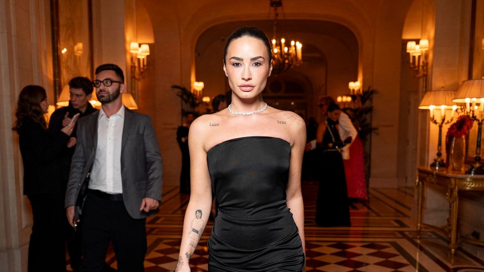 ”Arestați-l acum pe chirurgul ei plastic!” Demi Lovato, operație estetică ratată? Cum a fost surprinsă la Săptămâna modei de la Paris: ”Ce fel de zombificare e asta?”