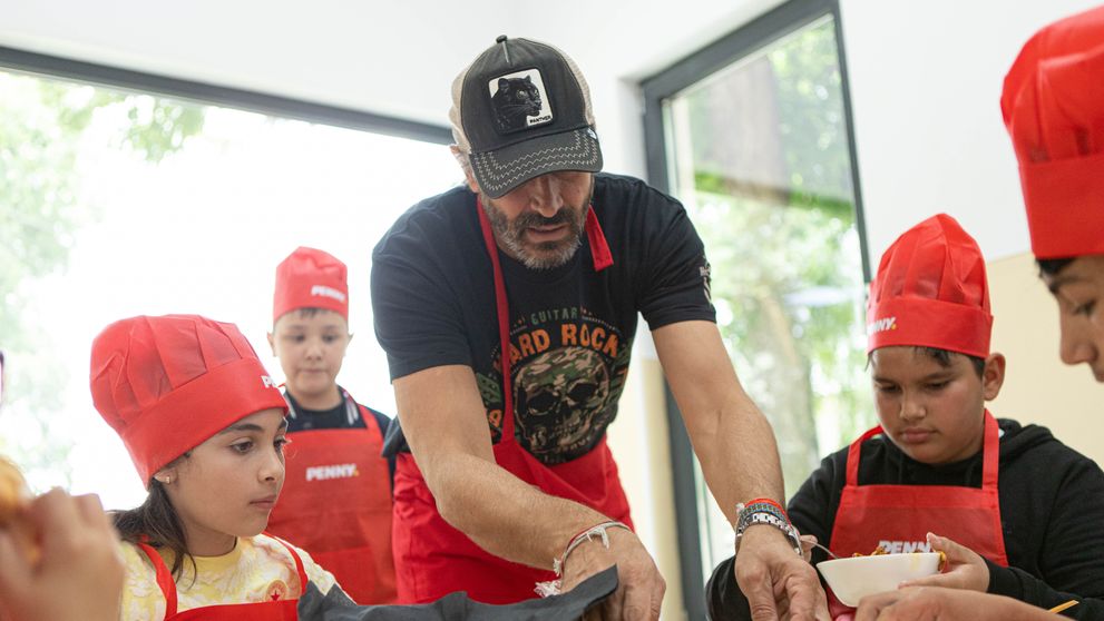 Habitat for Humanity  a inaugurat Cantina BufKids: mese calde pentru 50 de copii vulnerabili din Buftea. Chef Nicolai Tand a pregătit, împreună cu copiii, prima masă din noua cantină