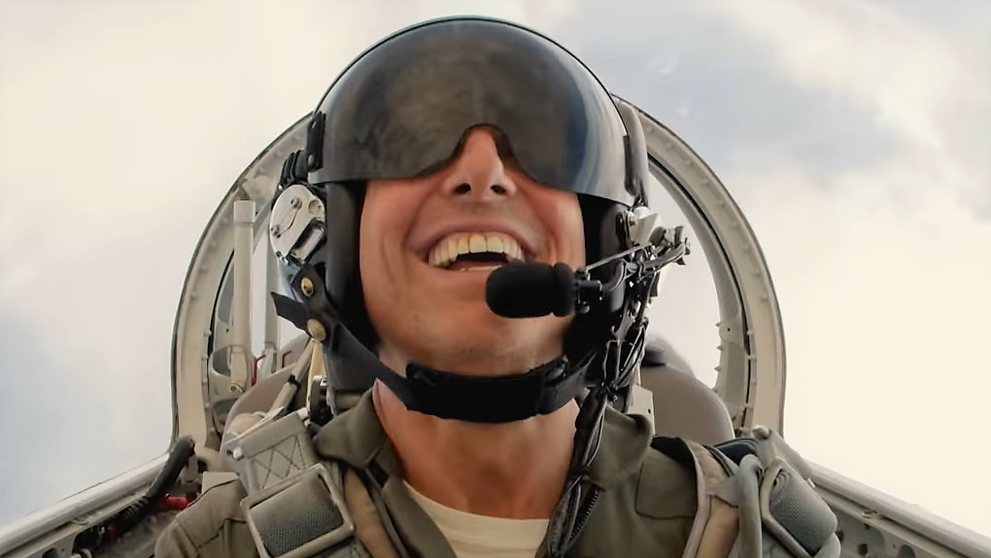 VIDEO Tom Cruise l-a băgat în sperieți pe James Corden pilotând un avion subsonic