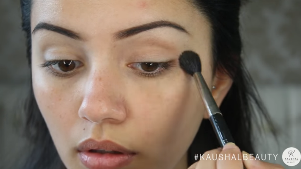 10 milioane de oameni au vazut acest tutorial de machiaj. Ce vedeta sexy imita aceasta tanara de profesie make up artist