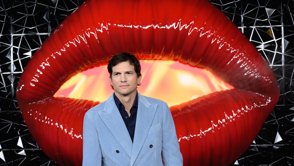 Ashton Kutcher, dat afară de la Gucci după ce a probat un slip roz. Motivul a fost unul umilitor pentru celebrul actor