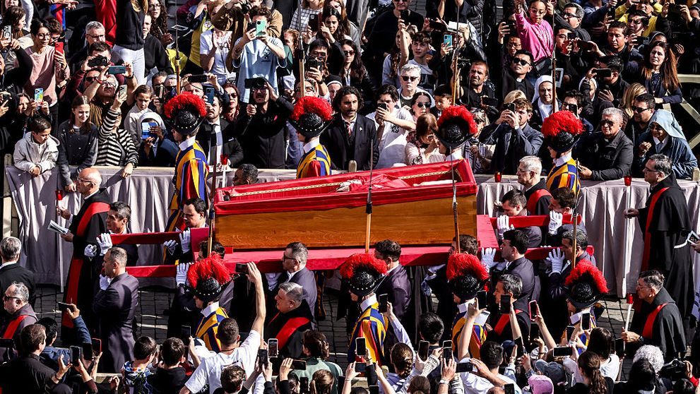 Regulile pe care credincioșii trebuie să le respecte la înmormântarea Papei Francisc. Ce trebuie să poarte femeile care vor să își ia rămas bun de la Suveranul Pontif