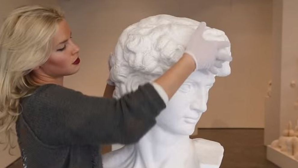 Pare o sculptura obisnuita, dar vezi ce se intampla cand vrea sa o ridice. Nu ai mai vazut o astfel de statuie