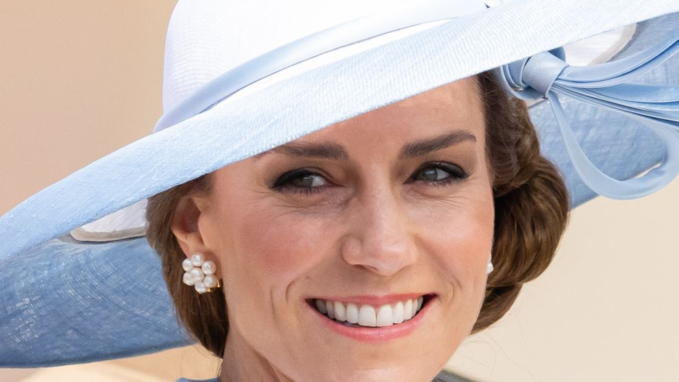Kate Middleton, apariție de senzație în pantaloni scurți, roșii. Cum arată prințesa în tricou și cu șapcă pe cap