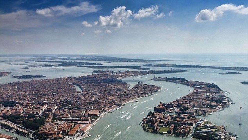 Ce vad cei mai norocosi turisti din avion inainte sa aterizeze: Privelisti pentru care n-ai vrea sa te intorci pe pamant niciodata: FOTO