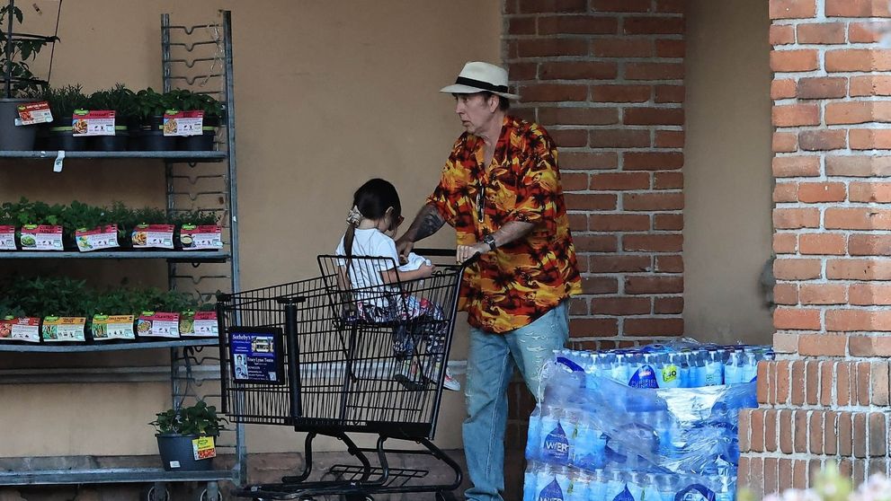 La 62 de ani, e un tătic model! Imagini rare cu Nicolas Cage și fiica August! La nici patru ani, mezina familiei este deja o mică fashionistă