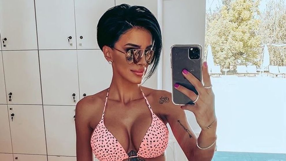 Adelina Pestrițu, neinspirată în alegerea costumului de baie? Fanii au reacționat: „O formă ridicolă”
