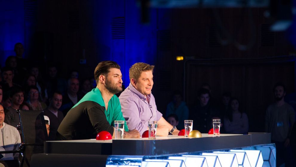 In premiera la Romanii au talent! Un jurat a apasat golden buzz-ul, iar un concurent a fost trimis direct in semifinala!