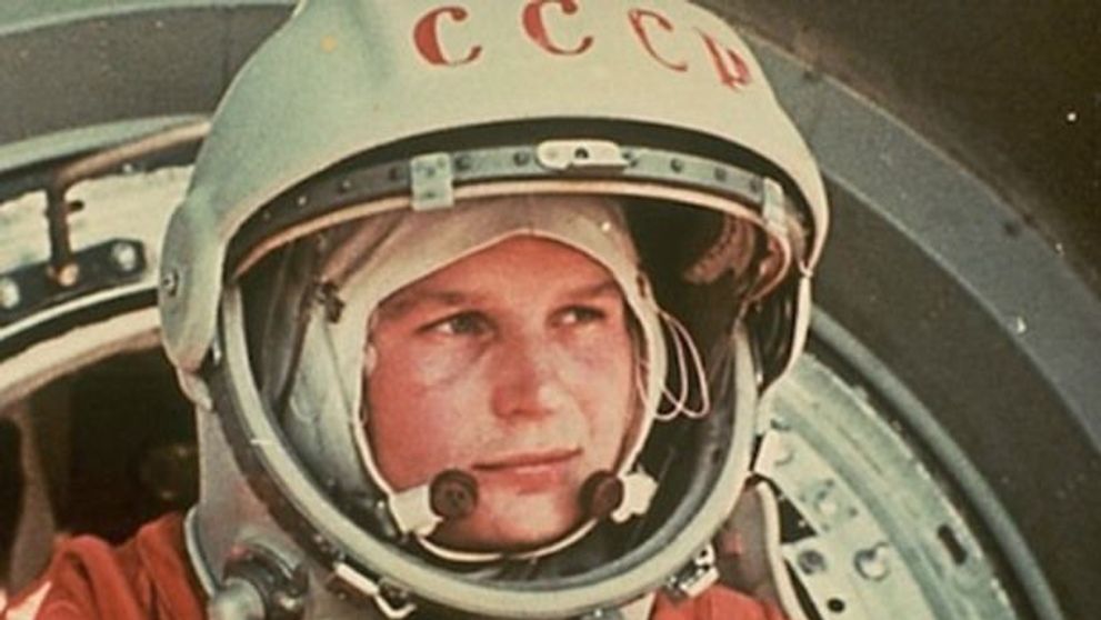 Reactia taranilor ce arau campul cand l-au vazut pe Gagarin aterizand din Cosmos, in 1961!