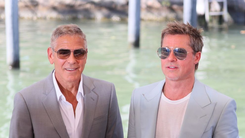 Sunt aproape de vârsta de pensionare, dar rămân doi dintre cei mai doriți bărbați. Brad Pitt și George Clooney, impecabili la Veneția