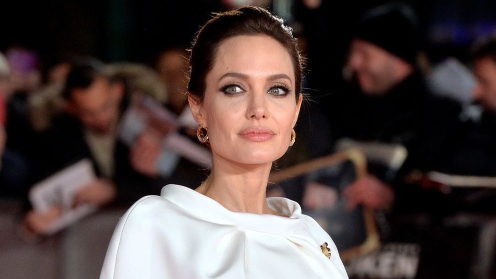Imagini controversate cu Angelina Jolie. A gatit si a mancat gandaci si paianjeni alaturi de copiii ei: VIDEO