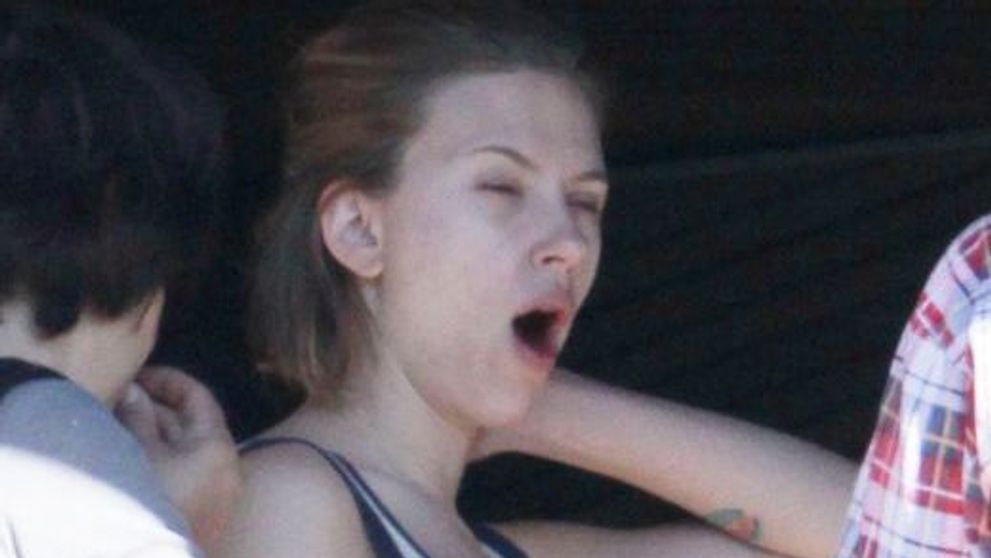 Scarlett Johansson, nemachiata si cascand de plictiseala! FOTO