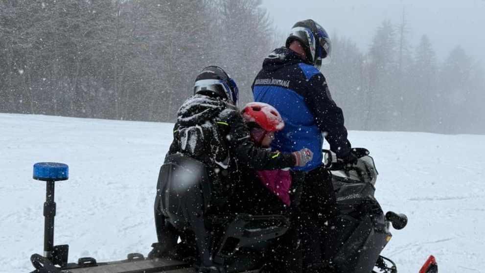 O femeie a făcut atac de panică, după ce s-a urcat cu fiica ei de 8 ani pe pârtia din Predeal. Au fost preluate cu snowmobilul VIDEO