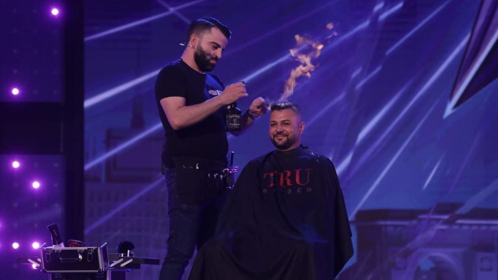 Nu încercați asta acasă! Hairstylistul care se joacă cu focul i-a îngrozit pe jurați
