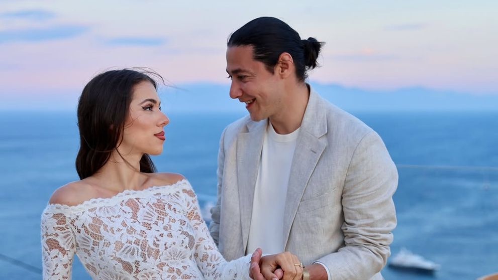 Cezara Munteanu a spus „DA”! Actrița a fost cerută în căsătorie de Liviu Chițu într-un decor de vis în Mykonos | FOTO