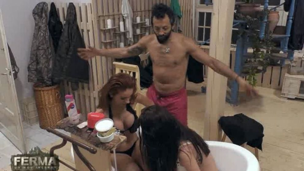 Geanina și Otilia, spectacol greu de ignorat pentru Kamara, în cadă