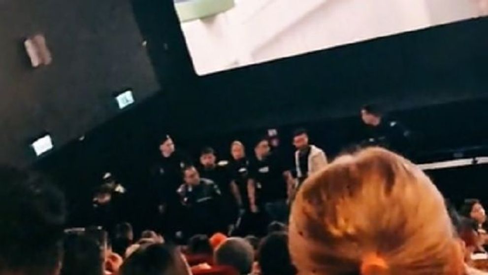 Poliția, intervenție la vizionarea „Romina, VTM”, în care joacă Bogdan DLP și Tzancă! Pe cine au scos din sală