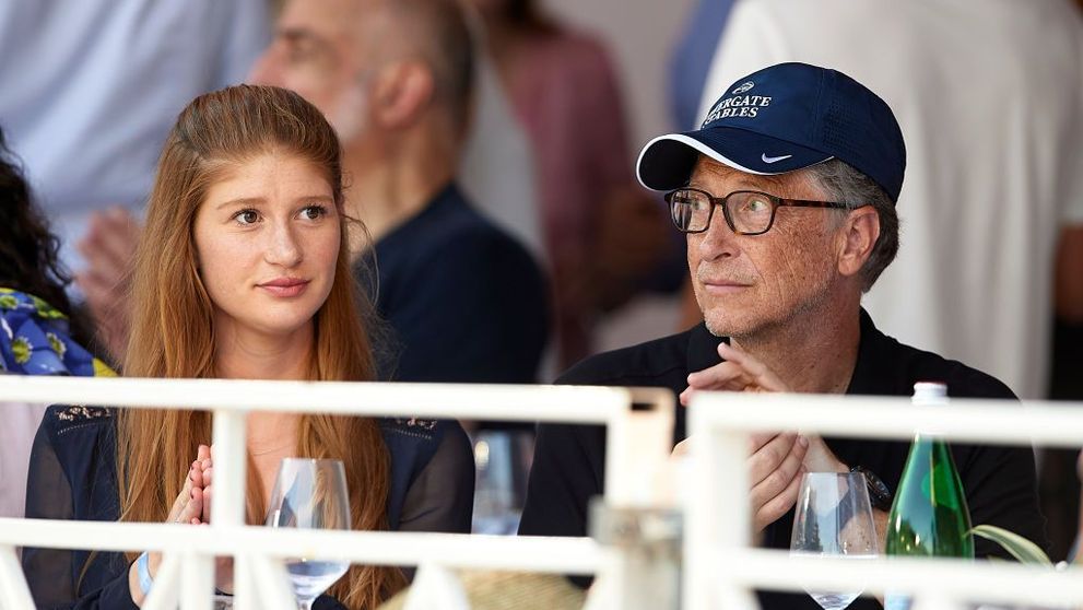 Fiica lui Bill Gates, vaccinată anti-COVID: „Din păcate, nu mi-a implantat în creier geniul tatălui meu”