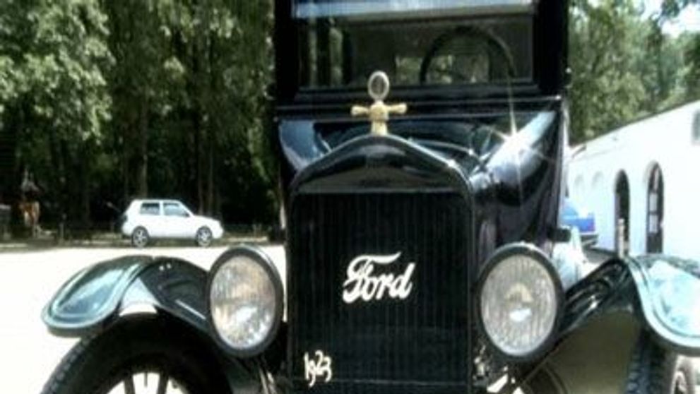 Tu ai merge cu o masina Ford din 1923 prin oras? Vezi aici cum trebuie sa o conduci. VIDEO!
