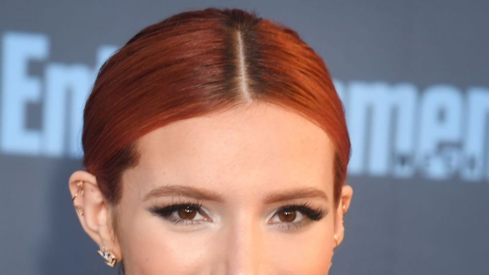 Bella Thorne, aparitie sexy la Critics' Choice Awards. Cat de bine a aratat tanara intr-o rochie transparenta