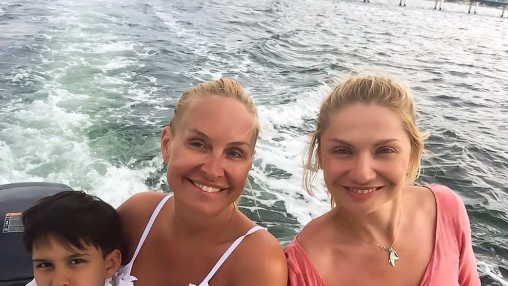 Vica Blochina, imagine pe placul fanilor. Blondina s-a pozat in costum de baie si a publicat imaginea pe internet