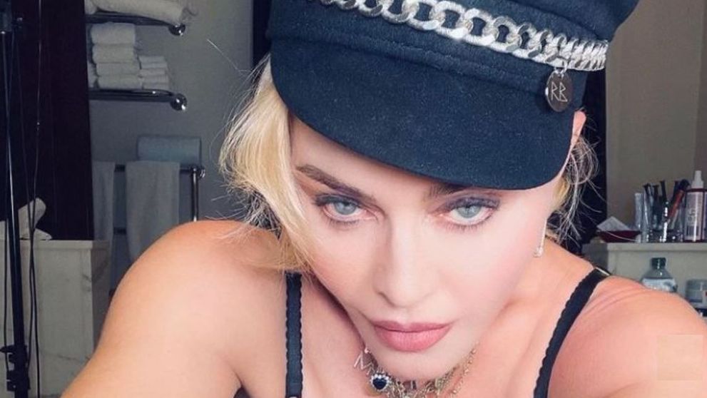 Madonna s-a pozat în baia ei din New York și și-a anunțat fanii că se reinventează