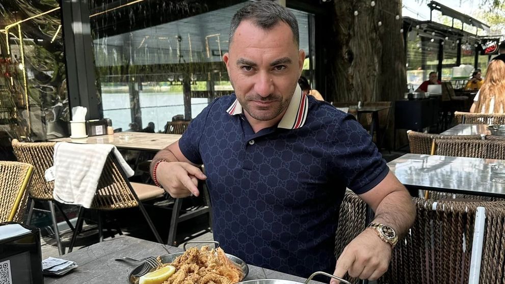 Pescobar a fost surprins în compania unei influencerițe celebre din România. Cei doi au petrecut toată noaptea, au dat shot-uri de vodcă și au dansat pe manele. Imaginile sunt virale